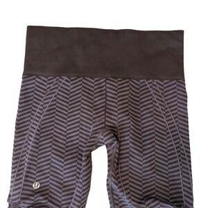 Lululemon Athletica Women's Size 6 Black Gray Chevron Capri Yoga Leggings Ruched